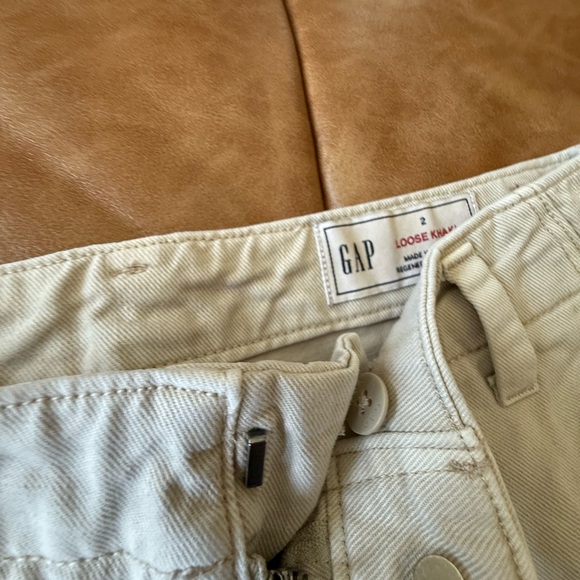 GAP Loose Khaki Chinos - Picture 3 of 6